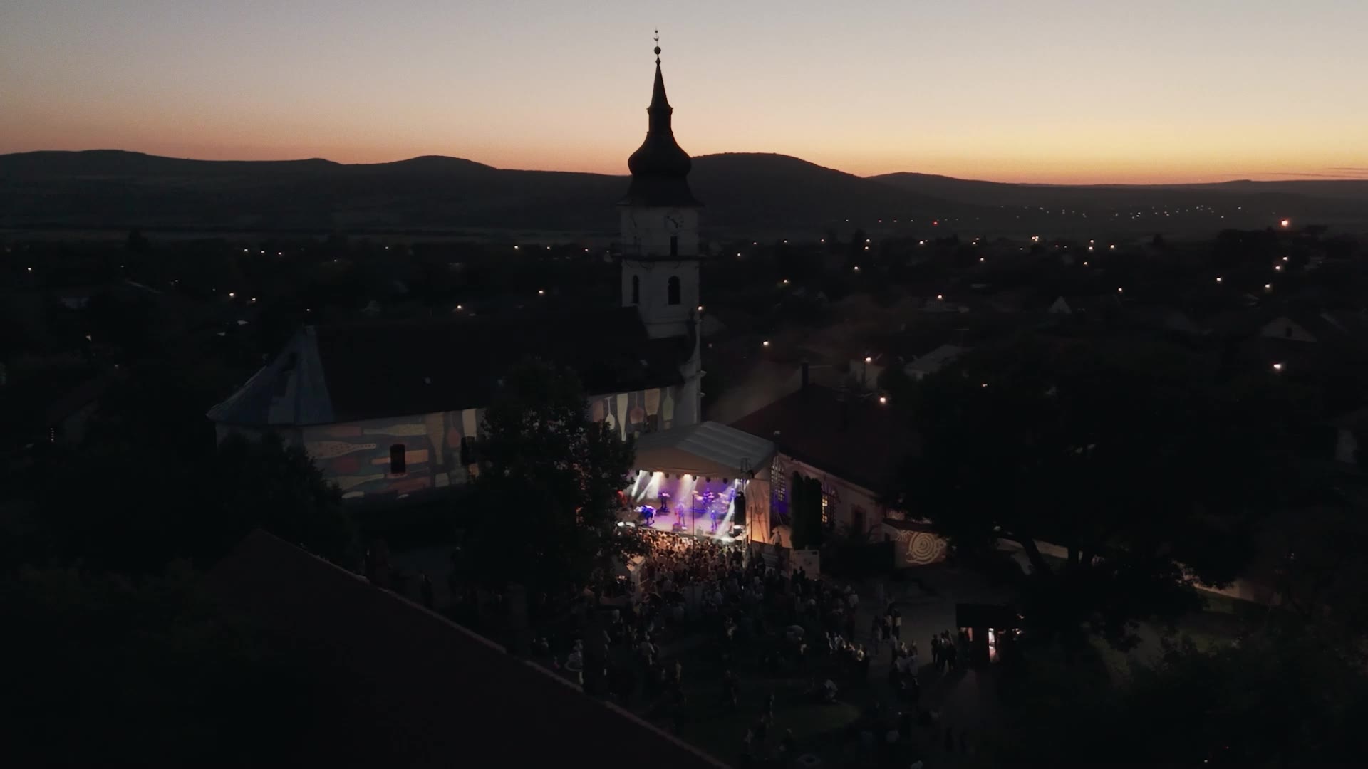 Kerekdomb fesztivál a templom alatt, alkonyatkor
