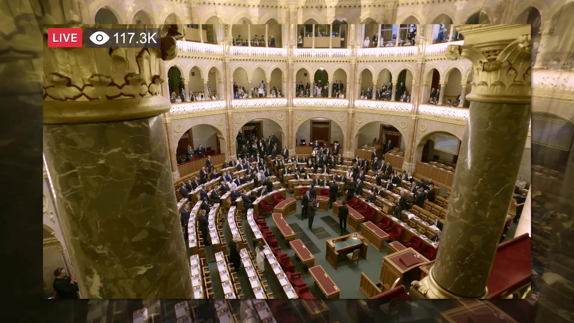 Élő közvetítés az Országházból, a teremben ülésező képviselőkkel
